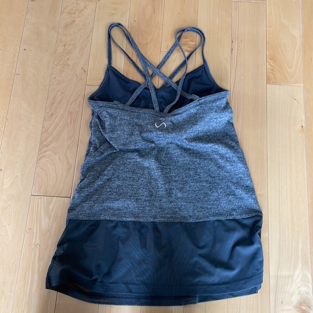 Cute workout top with crisscross straps ladies XS